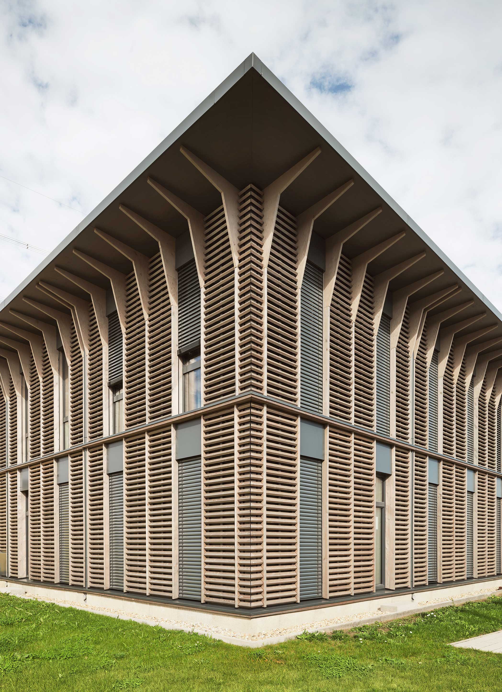 Holzfassade_Technikzentrum_Transnet_Bruchsal